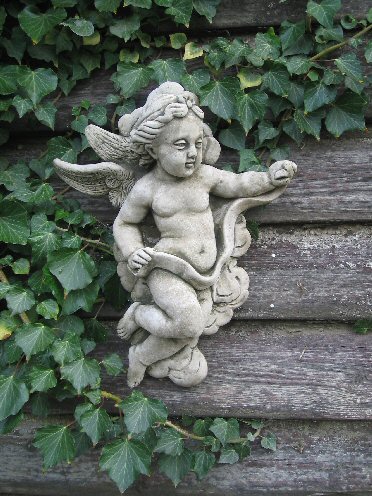 KPQ9 Hanging Cherub KPQ9 Hanging Cherub